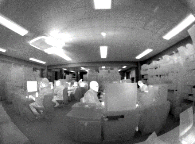 画像：魚眼レンズOPH-X042装着時撮影　屋内オフィス