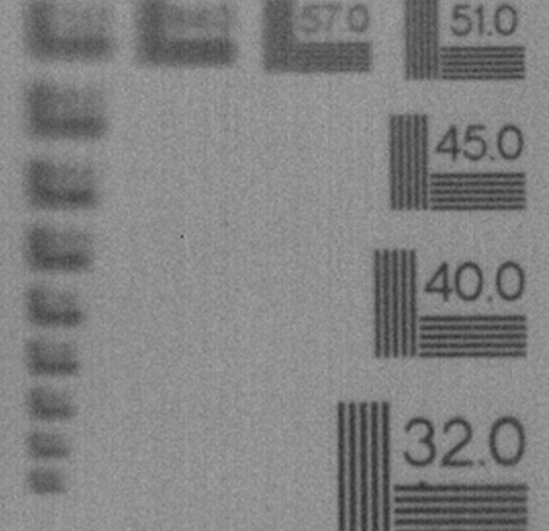 写真「レンズ LMWAVX3-100 で撮影した解像度チャート」